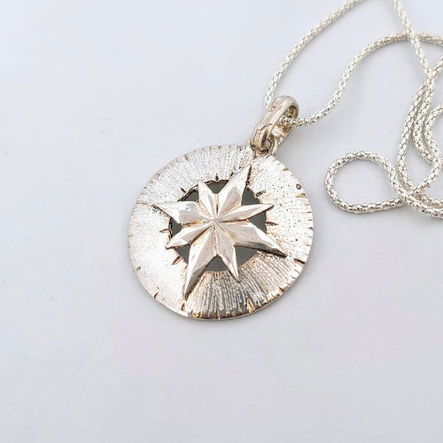 Elegant hängsmycke i äkta silver i form av en kompass – en tidlös och symbolisk present till honom eller henne för vardag, resor och speciella tillfällen.