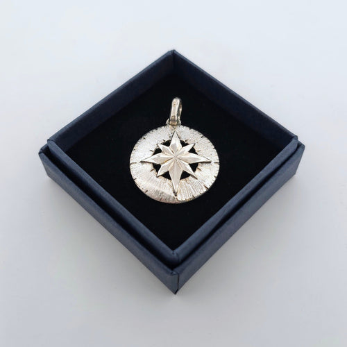 Elegant hängsmycke i äkta silver i form av en kompass – en tidlös och symbolisk present till honom eller henne för vardag, resor och speciella tillfällen.