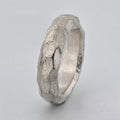 Elegant ring i äkta silver med tidlös design – perfekt smycke för honom, en stilfull present för födelsedag, årsdag eller speciella tillfällen.