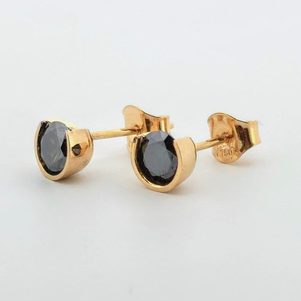 Exklusiva örhängen i 18 karat guld med mörk ädelsten – en lyxig och stilfull accessoar för både vardag och fest eller som en present till henne.