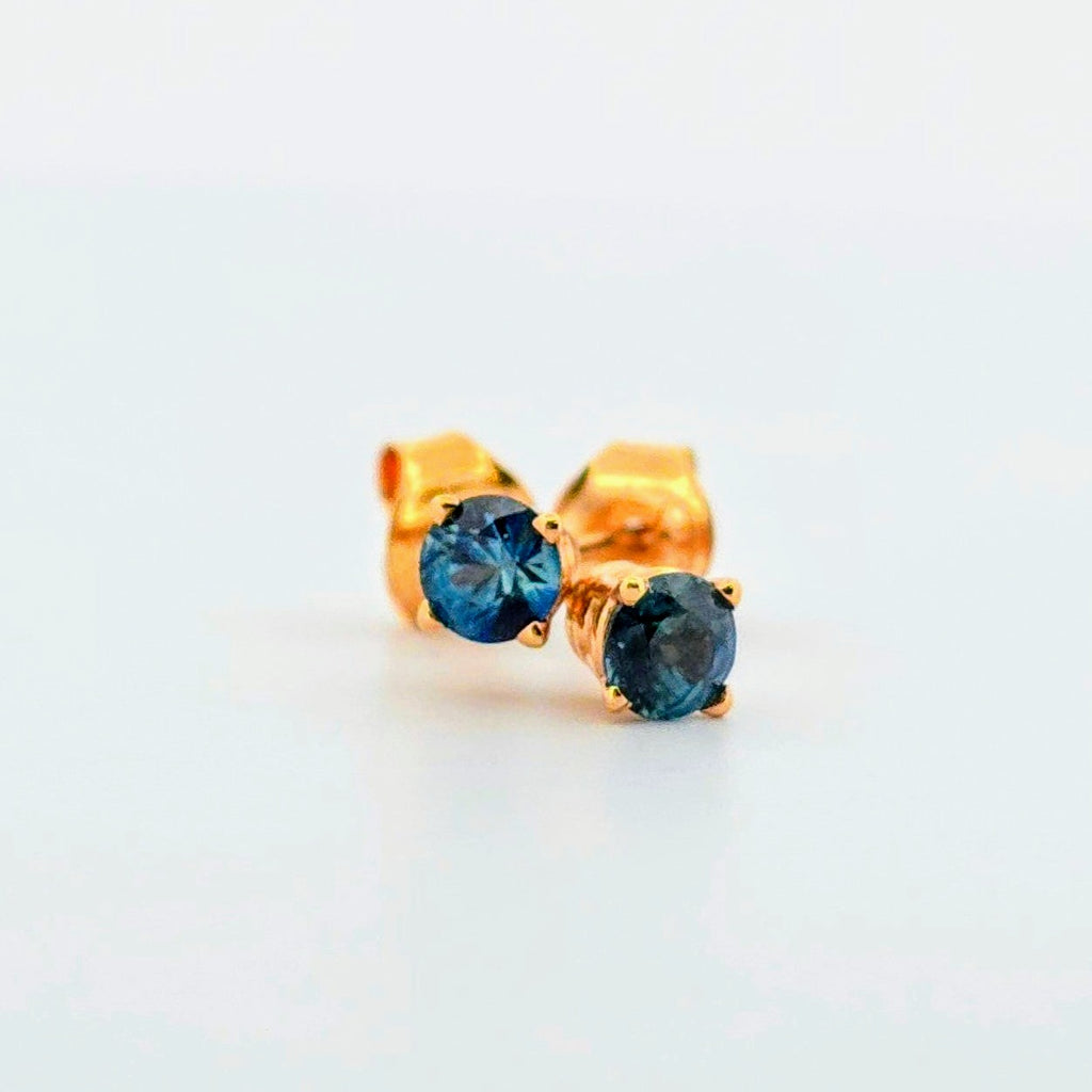 Exklusiva örhängen i 18 karat guld med äkta sapfirer – en lyxig och tidlös present för speciella tillfällen eller som en stilfull accessoar.