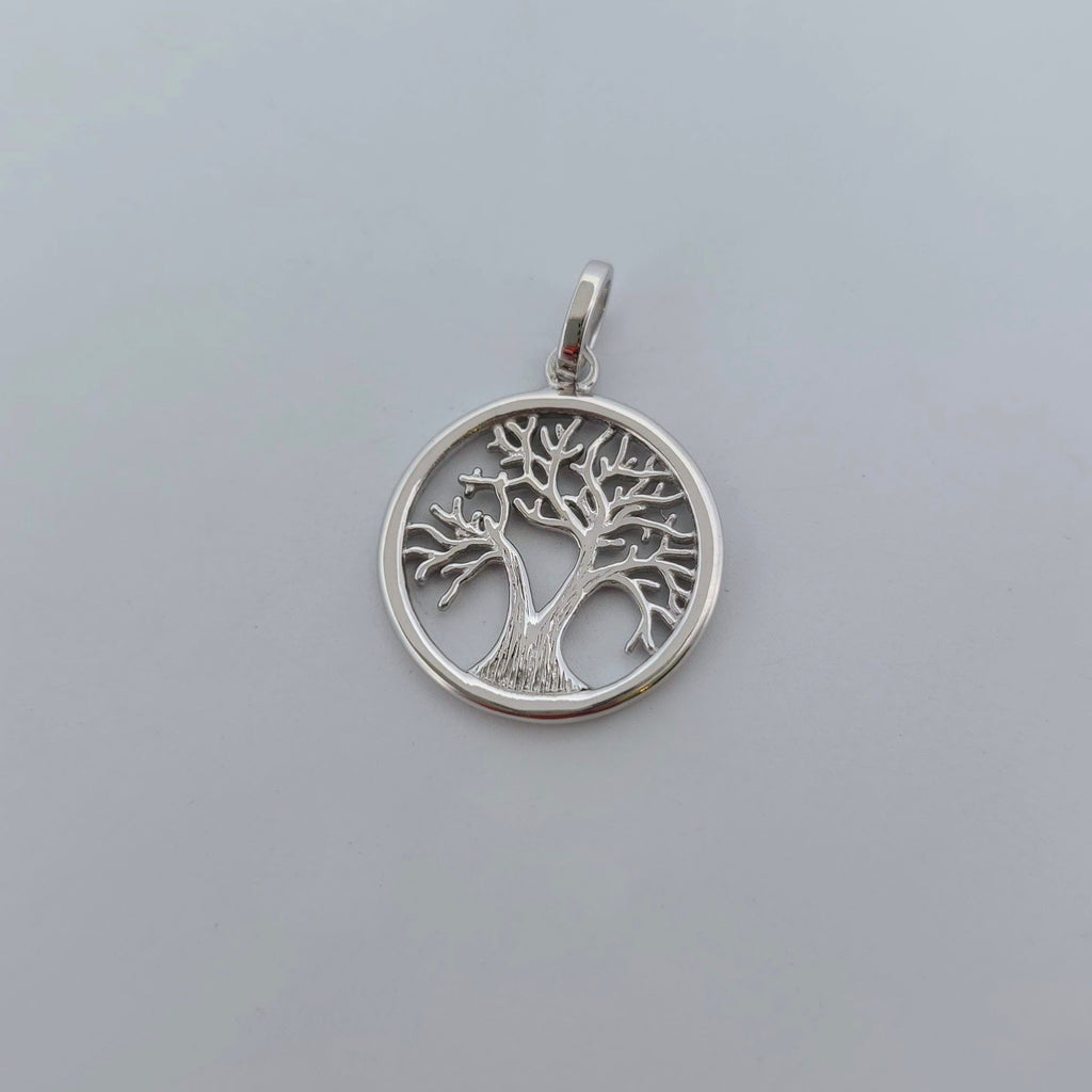 Elegant hängsmycke i äkta silver med design inspirerad av livets träd – en tidlös och meningsfull present till henne för födelsedag, årsdag eller alla hjärtans dag.