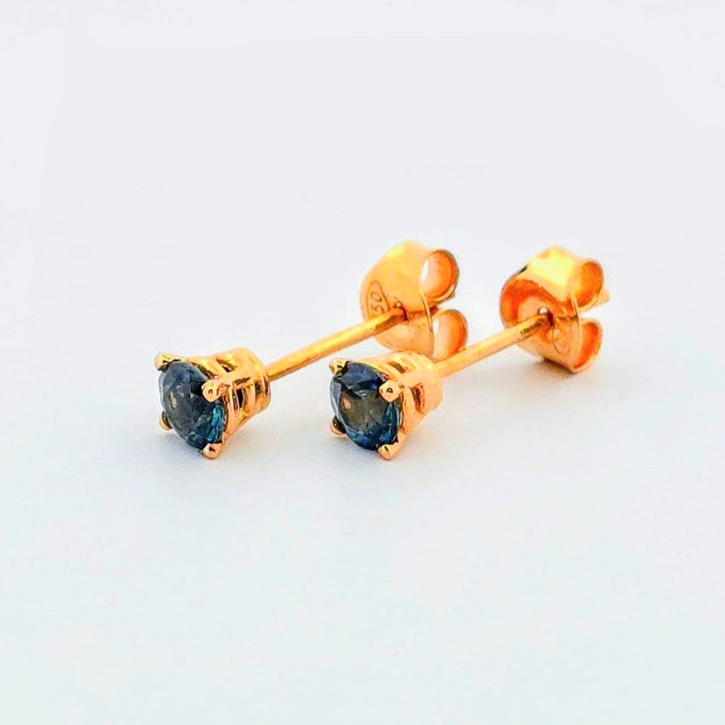 Exklusiva örhängen i 18 karat guld med äkta sapfirer – en lyxig och tidlös present för speciella tillfällen eller som en stilfull accessoar.