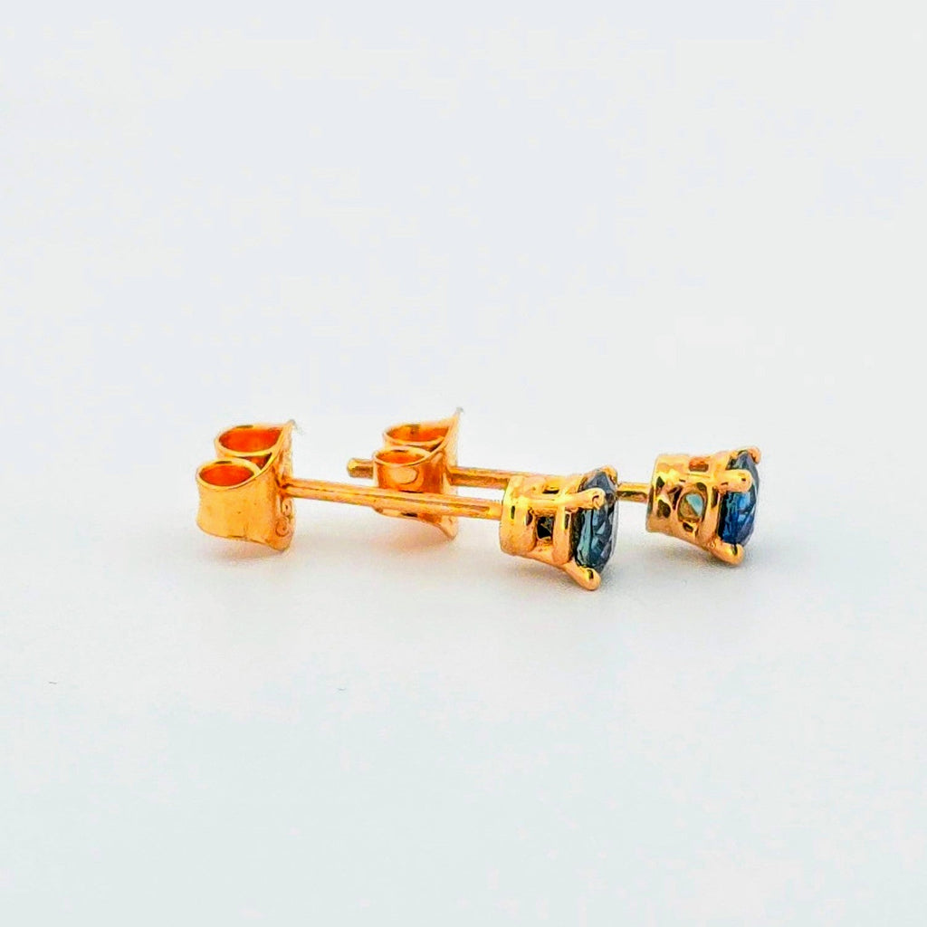 Exklusiva örhängen i 18 karat guld med äkta sapfirer – en lyxig och tidlös present för speciella tillfällen eller som en stilfull accessoar.