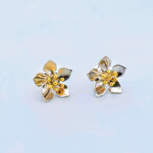 Unika örhängen i äkta silver med detaljer i 18 karat guld – perfekt smycke och lyxig present för henne till födelsedag, jubileum eller alla hjärtans dag.
