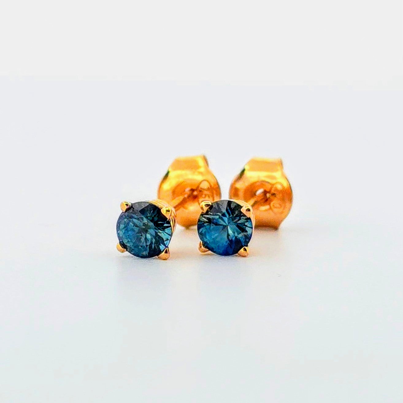 Exklusiva örhängen i 18 karat guld med äkta sapfirer – en lyxig och tidlös present för speciella tillfällen eller som en stilfull accessoar.