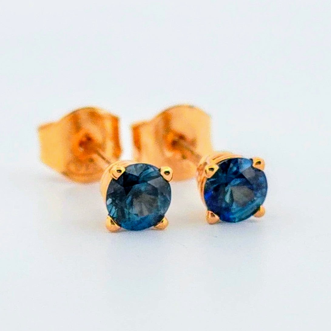 Exklusiva örhängen i 18 karat guld med äkta sapfirer – en lyxig och tidlös present för speciella tillfällen eller som en stilfull accessoar.