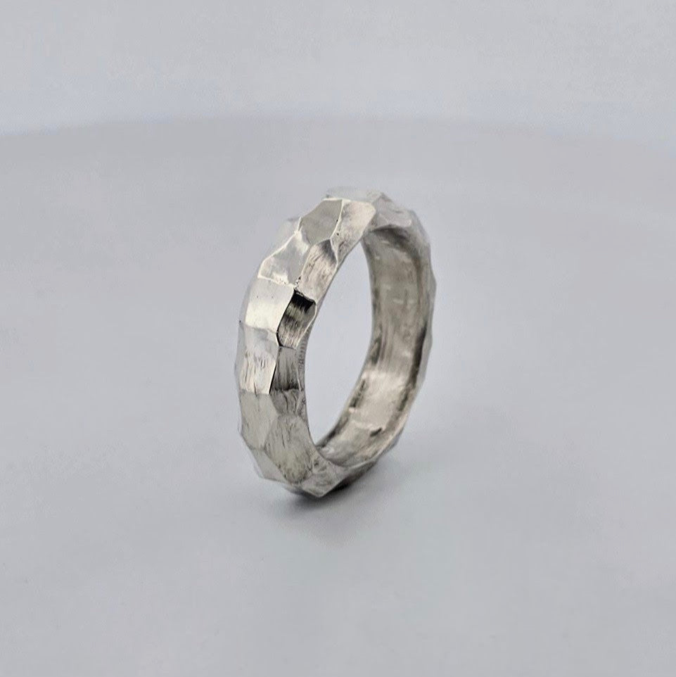 Stilrent herrring i äkta silver med tidlös design – en perfekt present för honom på födelsedag, årsdag eller speciella tillfällen.